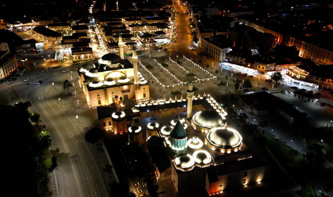 Konya bayrama hazır! Tarihi sokaklar yeniden ışıl ışıl 12